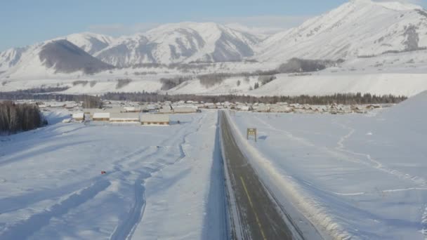 Plano Aéreo Volando Sobre Hermosa Nieve Cubierto Hemu Village Xinjiang — Vídeo de stock