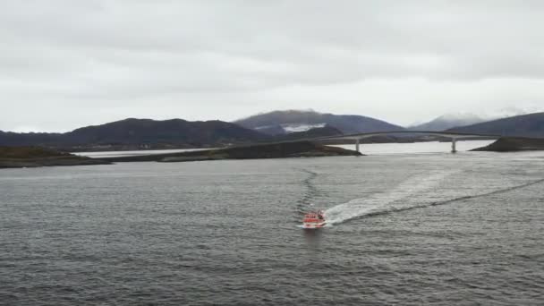 Båt Kryssning Vid Norska Havet Med Storseisundet Bridge Bakgrunden Norge — Stockvideo