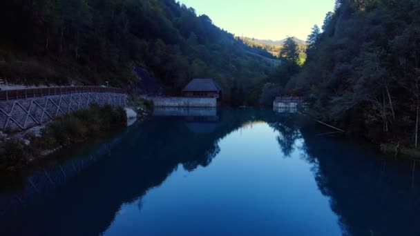 Гарна Сцена Мутажами Відображена Чистій Чистій Воді Озера Кламмай Капрані — стокове відео