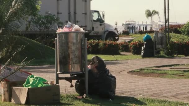 繁忙的一天 公园里堆满了垃圾 在人行道上留下了堆积如山的垃圾 需要卫生当局的支持才能排空 巴拿马城阿马多尔的铜道 — 图库视频影像