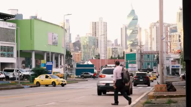 Hombre Negocios Llevando Una Mochila Cruzando Calle Viaje Diario Estación — Vídeos de Stock