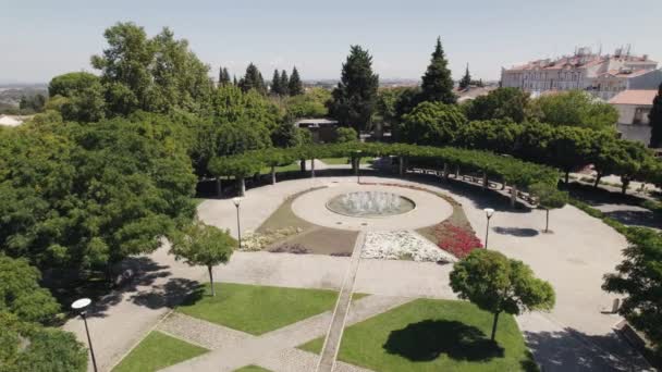 Flygfoto Cirkulär Utsikt Över Forsande Fontän Elegant Trädgård Castelo Branco — Stockvideo