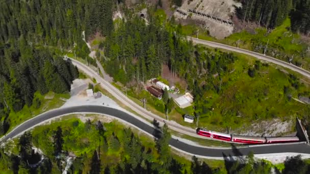 Εναέρια Κόκκινο Τρένο Στο Ορεινό Τοπίο — Αρχείο Βίντεο
