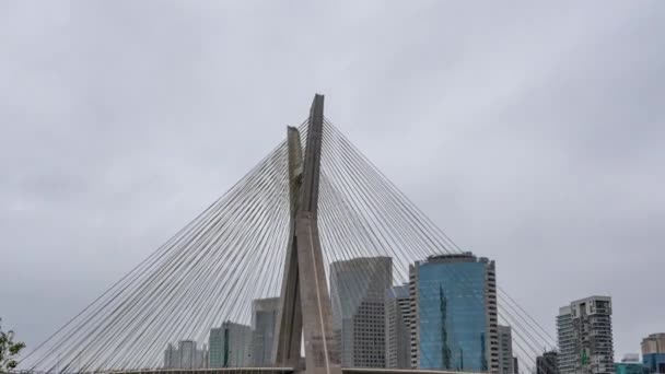 Hyperlapse Paulo Van Estaiada Bridge Een Bewolkte Dag Vanuit Een — Stockvideo