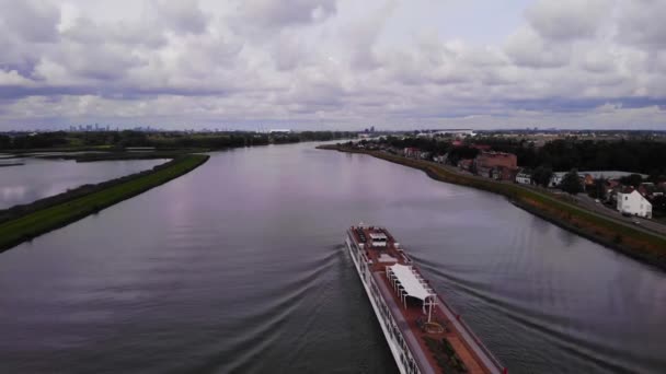 Uitzicht Vanuit Lucht Dek Van Viking Cruise Longship Navigating River — Stockvideo
