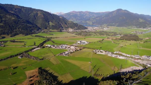 Verbazingwekkende Groene Velden Dorp Voet Van Berg Kaprun Oostenrijk Luchtfoto — Stockvideo