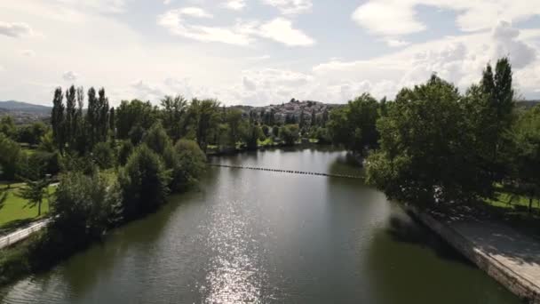 Ujawnienie Ujęcia Mostu Dla Pieszych Nad Rzeką Tamegą Chaves Portugal — Wideo stockowe