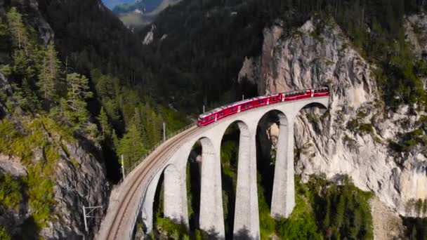 Aerial Czerwony Pociąg Wiadukcie Landwassera — Wideo stockowe