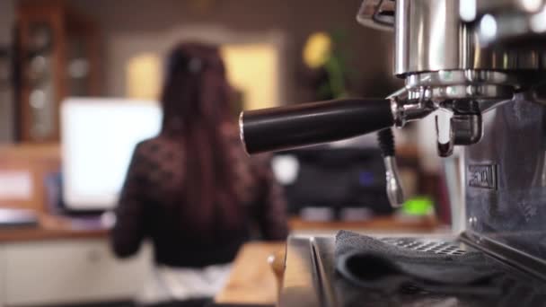 Lever Kaffebryggare Med Flicka Sitter Bakgrund Receptionen Selektivt Fokus — Stockvideo