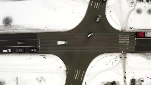 Yoğun Kontrollü Bir Caddenin Üstündeki Görüntüyü Trafik Yoğun Insanlar Yolda — Stok video