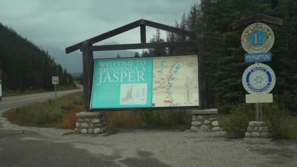 Welkom Bij Jasper Verkeerstekens Stad Nationaal Park Alberta Canada Bestuurder — Stockvideo
