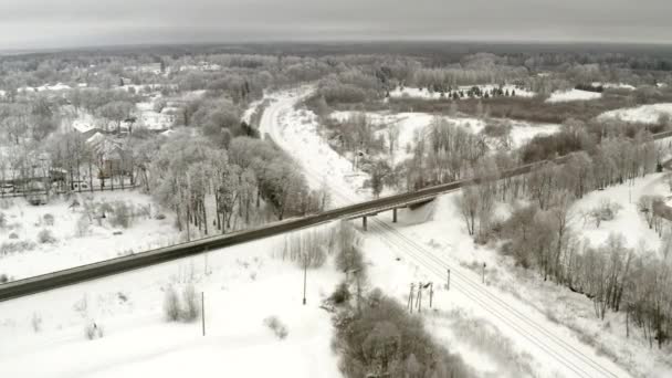 冬季飞行 火车接近桥 多事的日子 中性的颜色 — 图库视频影像