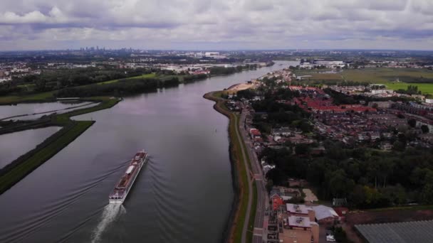 Vista Aérea Alta Viking Cruise Longship Navegando Largo Del Río — Vídeos de Stock