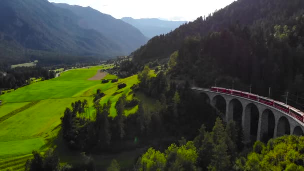 Εναέρια Κόκκινο Τρένο Στη Γέφυρα Landwasser — Αρχείο Βίντεο