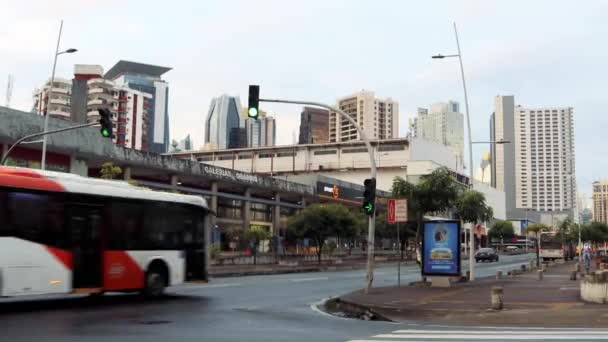 Autobús Atraviesa Una Intersección Ciudad Panamá América Central — Vídeo de stock