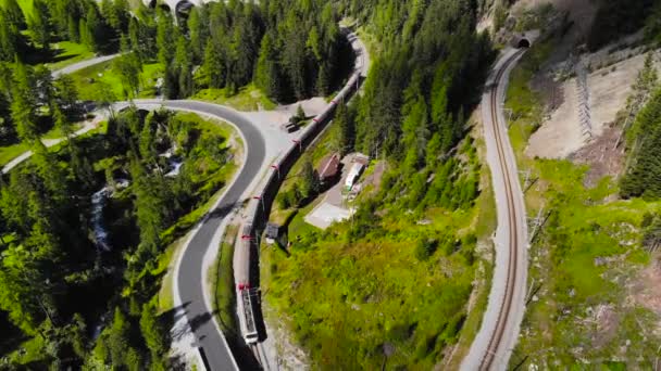 Antenne Roter Zug Bergiger Landschaft — Stockvideo