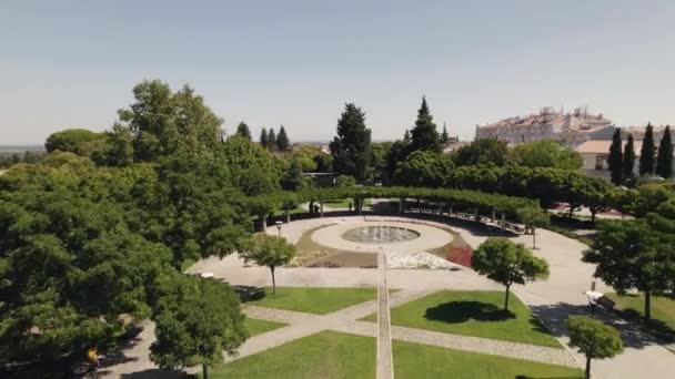 从空中向后看优雅的带有喷泉的公共花园 葡萄牙Castelo Branco — 图库视频影像