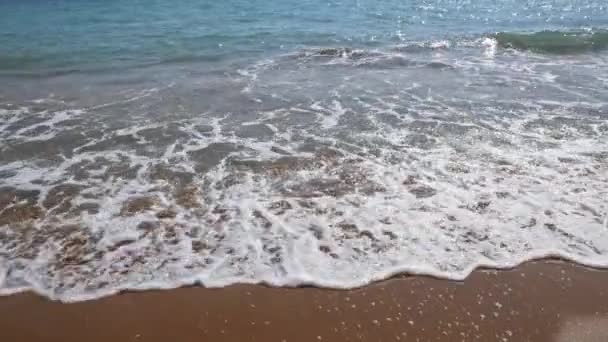 Belas Ondas Calmas Sobre Areia Marrom Lakkos Beach Dia Ensolarado — Vídeo de Stock