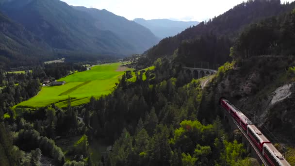 Εναέρια Κόκκινο Τρένο Στη Γέφυρα Landwasser — Αρχείο Βίντεο