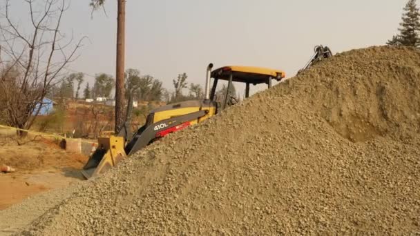 Großaufnahme Eines Baggers Einer Baustelle Zwischen Materialhaufen — Stockvideo