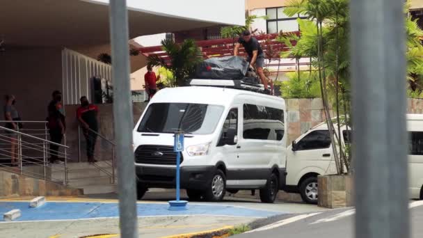 在中美洲地区巴拿马城的一家旅馆 一个人把行李装进了一辆面包车 — 图库视频影像