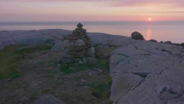 Equilibrio Escultura Roca Encuentra Cima Una Montaña Con Vistas Océano — Vídeos de Stock