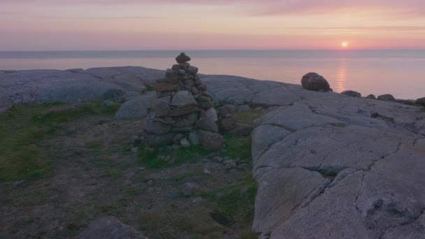 Balanserande Skulptur Skapad Toppen Ett Berg Med Utsikt Över Det — Stockvideo