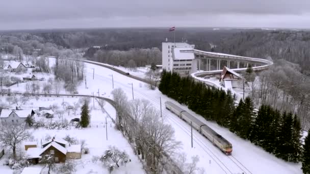 Letland Sigulda Trein Verlaat Een Stad Opname Draaien Zijwegen Uitzicht — Stockvideo