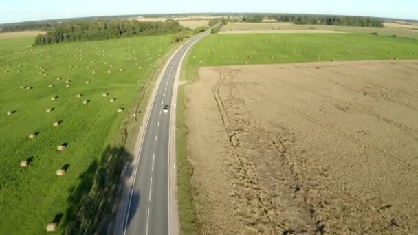 Flygdrönare Skjuta Över Vägen Efter Enda Bil Låg Trafik Område — Stockvideo