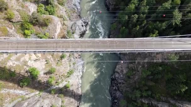 2021年夏天不列颠哥伦比亚省北部Hagwilget峡谷桥的4K段航拍 把枪放下绿松石冰川河流在下面流淌 — 图库视频影像