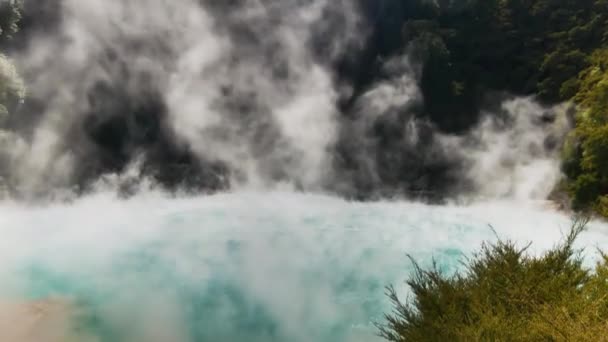 在新西兰阳光明媚的日子里 从沸腾的地狱陨石坑湖升上天空的蒸汽倾泻下来 — 图库视频影像