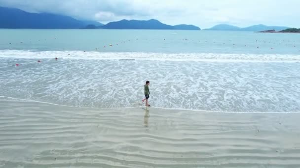 Άνθρωπος Απολαμβάνει Κύματα Της Θάλασσας Συντρίβεται Στην Ακτή Της Θάλασσας — Αρχείο Βίντεο