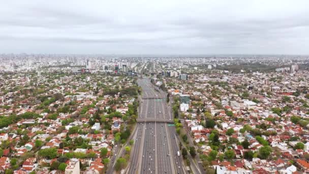 Drone Vliegen Achteruit Onthullen Het Uitzicht Van Boven Ver Weg — Stockvideo
