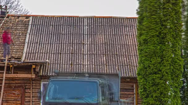 Homens Reparando Telhado Removendo Telhas Casa Rural Tpc Faça Você — Vídeo de Stock