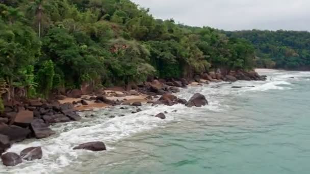 Drone Vuelo Bajo Sobre Agua Del Mar Cerca Del Bosque — Vídeo de stock
