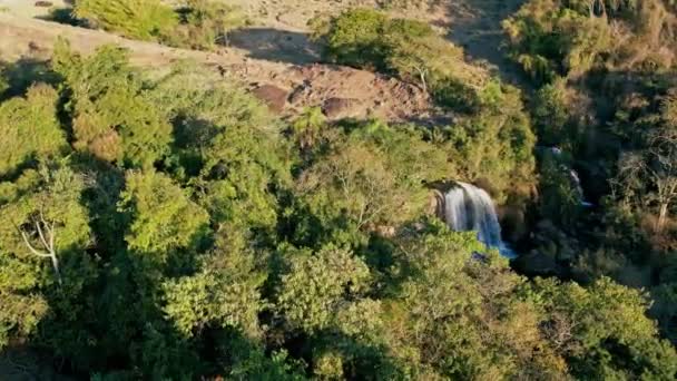 森林中一个小瀑布的空中录像 飞行员从左到右飞向美丽的瀑布 — 图库视频影像