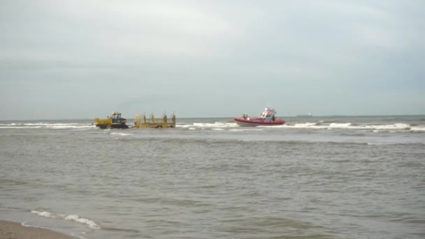 Knrm Lanceer Voertuig Met Aanhangwagen Weg Naar Reddingsboot Oceaan Wijd — Stockvideo