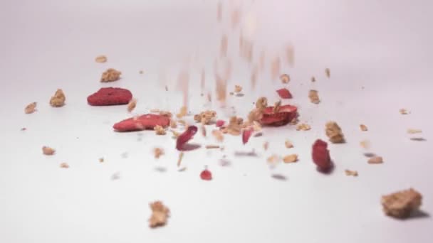 Muesli Mix Falling White Surface Gewalste Haver Met Gedroogd Fruit — Stockvideo