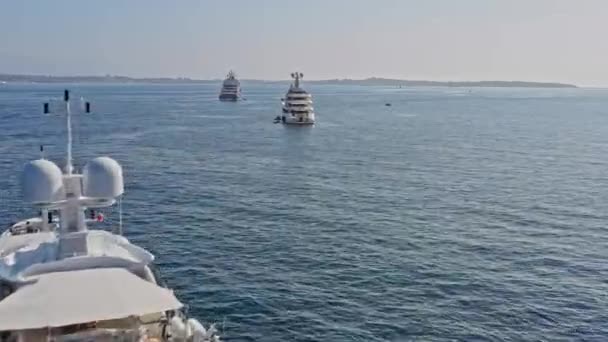戛纳法国航空第19版电影中的无人驾驶飞机向地平线飞去 在2021年7月 经过三艘豪华的超级游艇 在地中海上巡航 — 图库视频影像