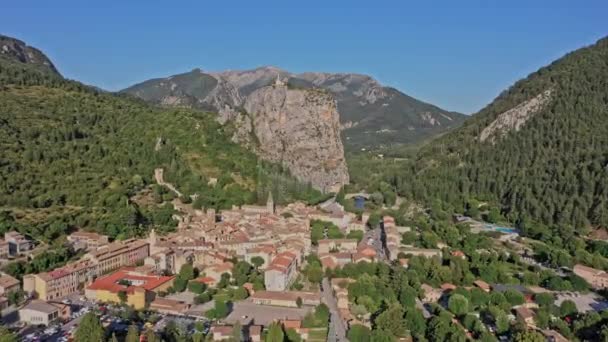 Castellane Francja Aerial Cinematic Dolly Shot Overlooking Foothill Village Townscape — Wideo stockowe