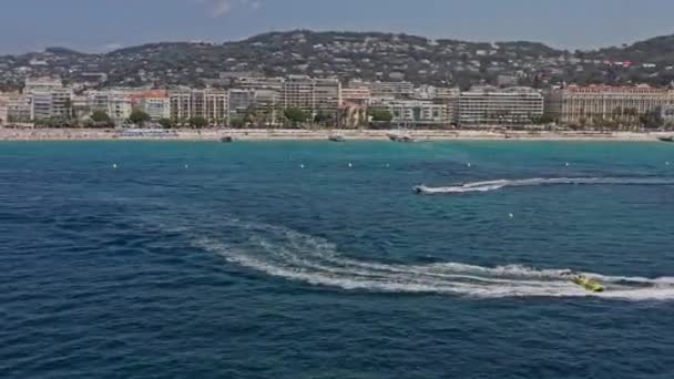 Cannes France Aerial V39 Croisette Plajı Şehir Manzarasına Tepeden Bakan — Stok video