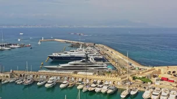 Antibes France超ヨット 桟橋を撮影した空中V38パンショットは 美しい海の景色と水平線で港の港にドッキングしました 7月2021 — ストック動画