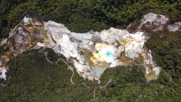 Orakei Korako地热公园 新西兰最受欢迎的旅游胜地 空中无人机俯瞰着五彩斑斓的区域和蒸腾的温泉 — 图库视频影像