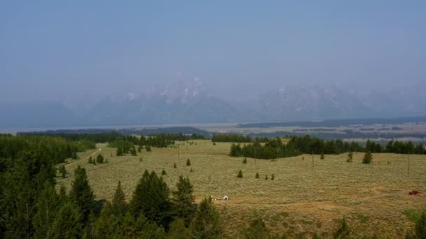 Luchtfoto Drone Landschap Natuur Kantelen Shot Van Grand Tetons National — Stockvideo