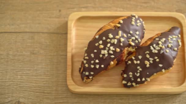 Croissant Con Chocolate Nuez — Vídeo de stock