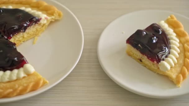 Leckere Blaubeer Käsetorte Auf Weißem Teller — Stockvideo