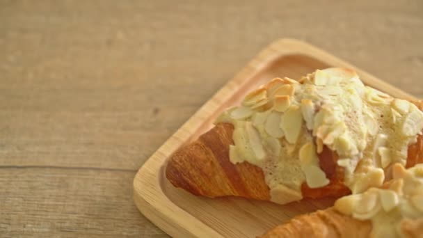 Croissant Com Creme Amêndoas — Vídeo de Stock