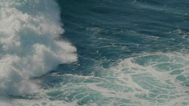 Велика Хвиля Падає Повільному Русі Біла Текстура Піни Бірюзово Блакитній — стокове відео