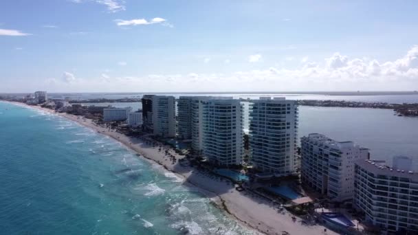 Zoom Out Drone Shot Caribbean City Meio Dia — Vídeo de Stock