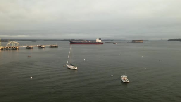 在缅因州乔治堡附近的卡斯科湾 看到一艘大型运输船令人垂涎的航景 — 图库视频影像